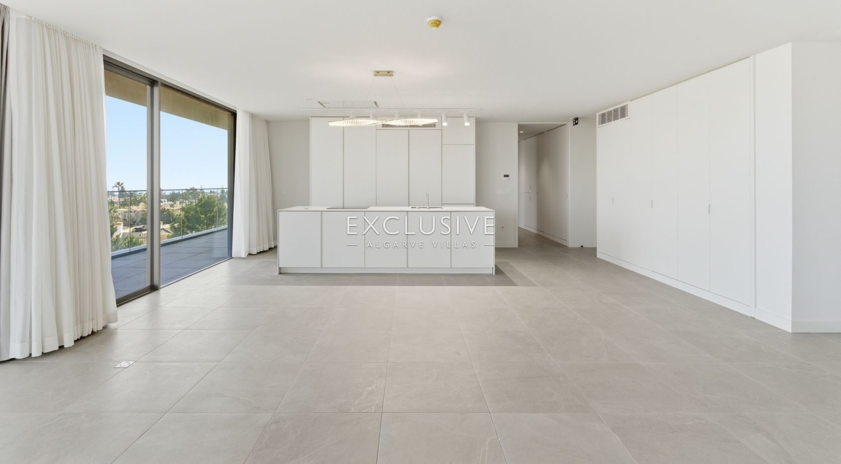 3 bedroom top floor penthouse with sea views in Carvoeiro, West Algarve