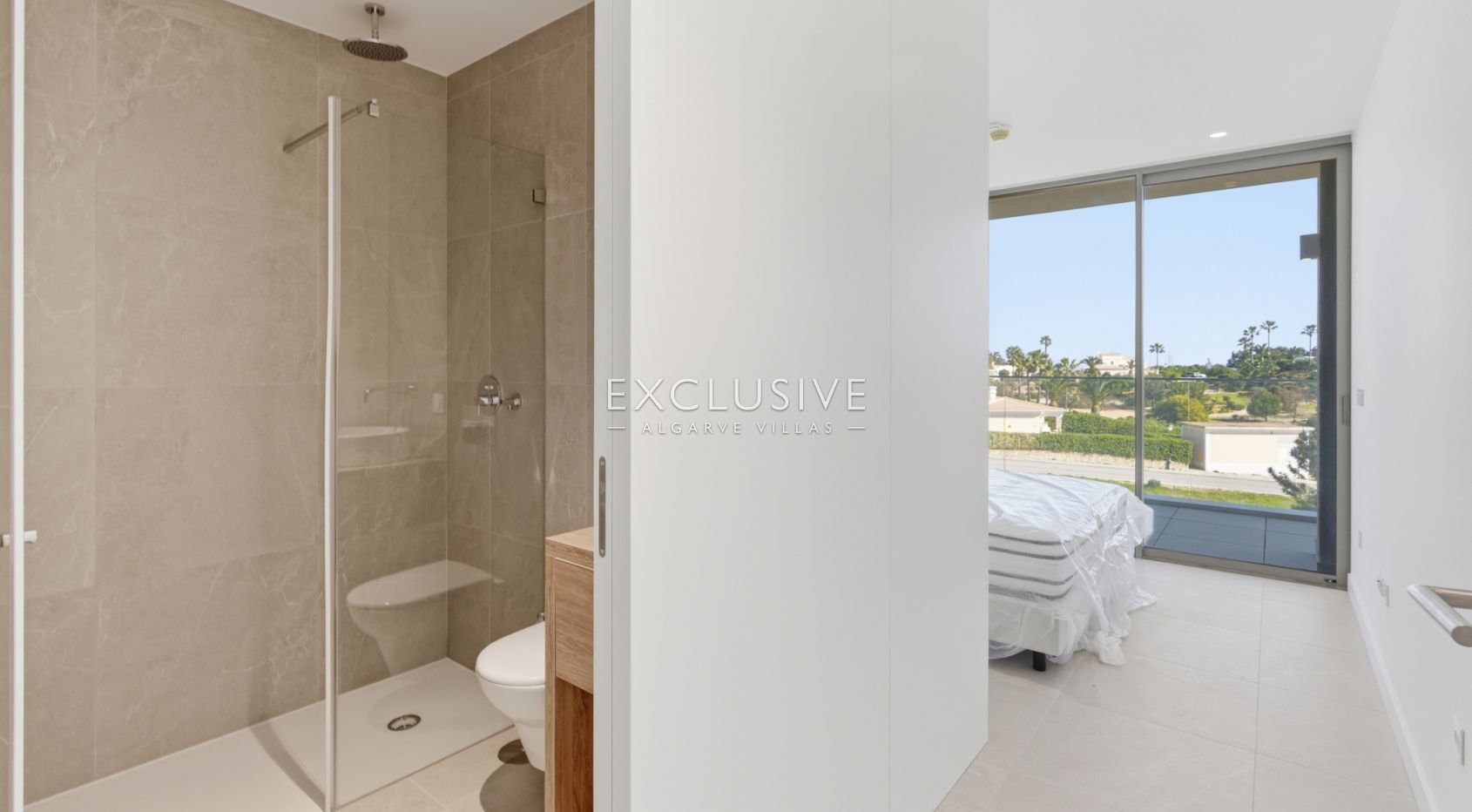 3 bedroom top floor penthouse with sea views in Carvoeiro, West Algarve