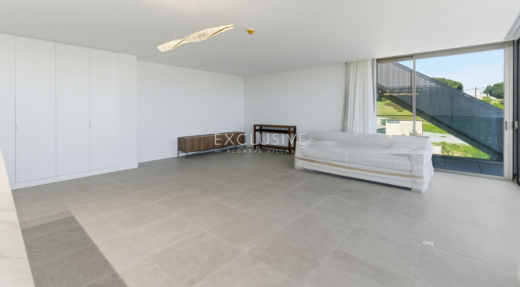 3 bedroom top floor penthouse with sea views in Carvoeiro, West Algarve