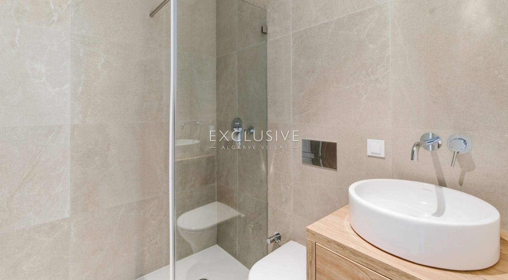 3 bedroom top floor penthouse with sea views in Carvoeiro, West Algarve
