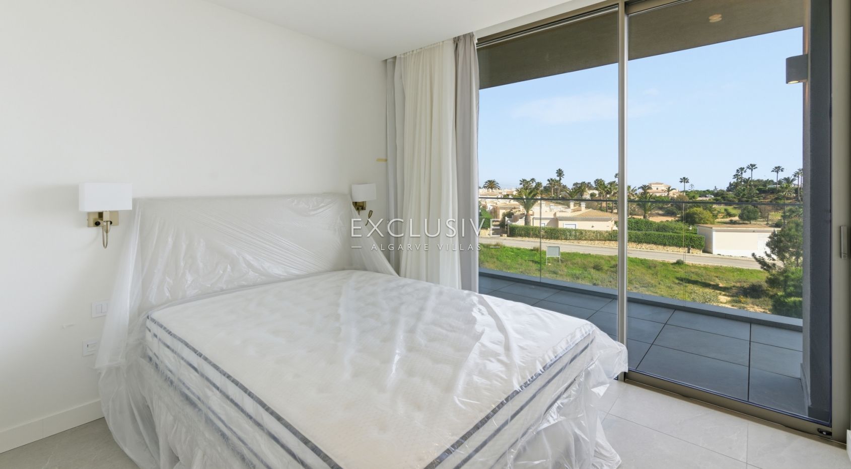 3 bedroom top floor penthouse with sea views in Carvoeiro, West Algarve