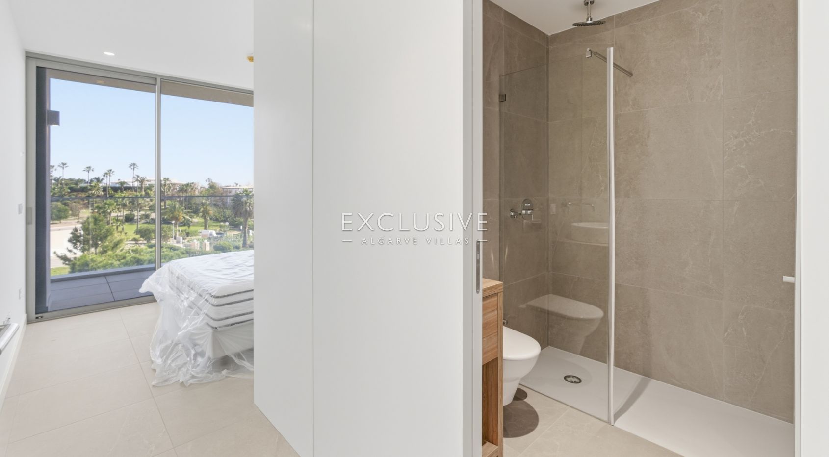 3 bedroom top floor penthouse with sea views in Carvoeiro, West Algarve