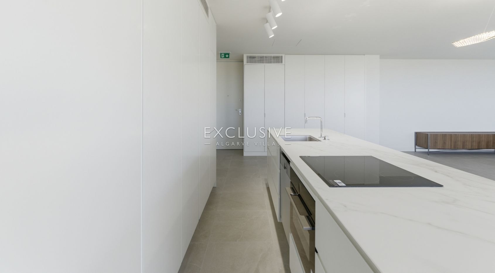 3 bedroom top floor penthouse with sea views in Carvoeiro, West Algarve