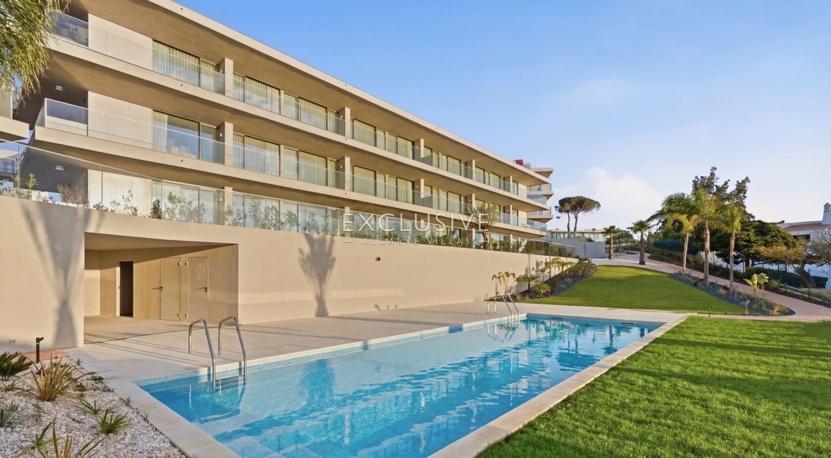 3 bedroom top floor penthouse with sea views in Carvoeiro, West Algarve