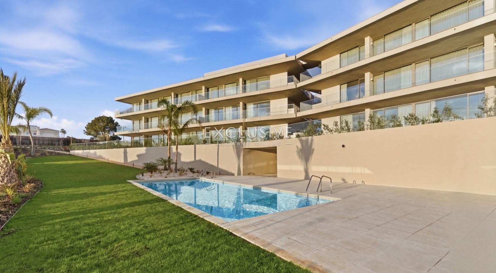 3 bedroom top floor penthouse with sea views in Carvoeiro, West Algarve