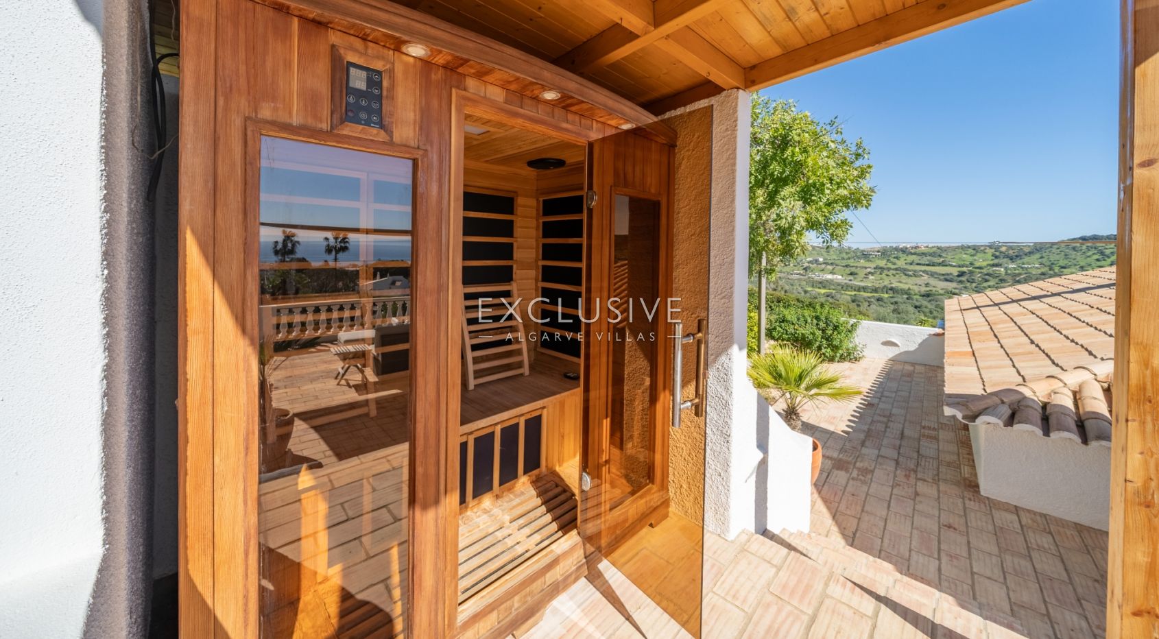Four bedroom villa with excelent sea views in Praia da Luz