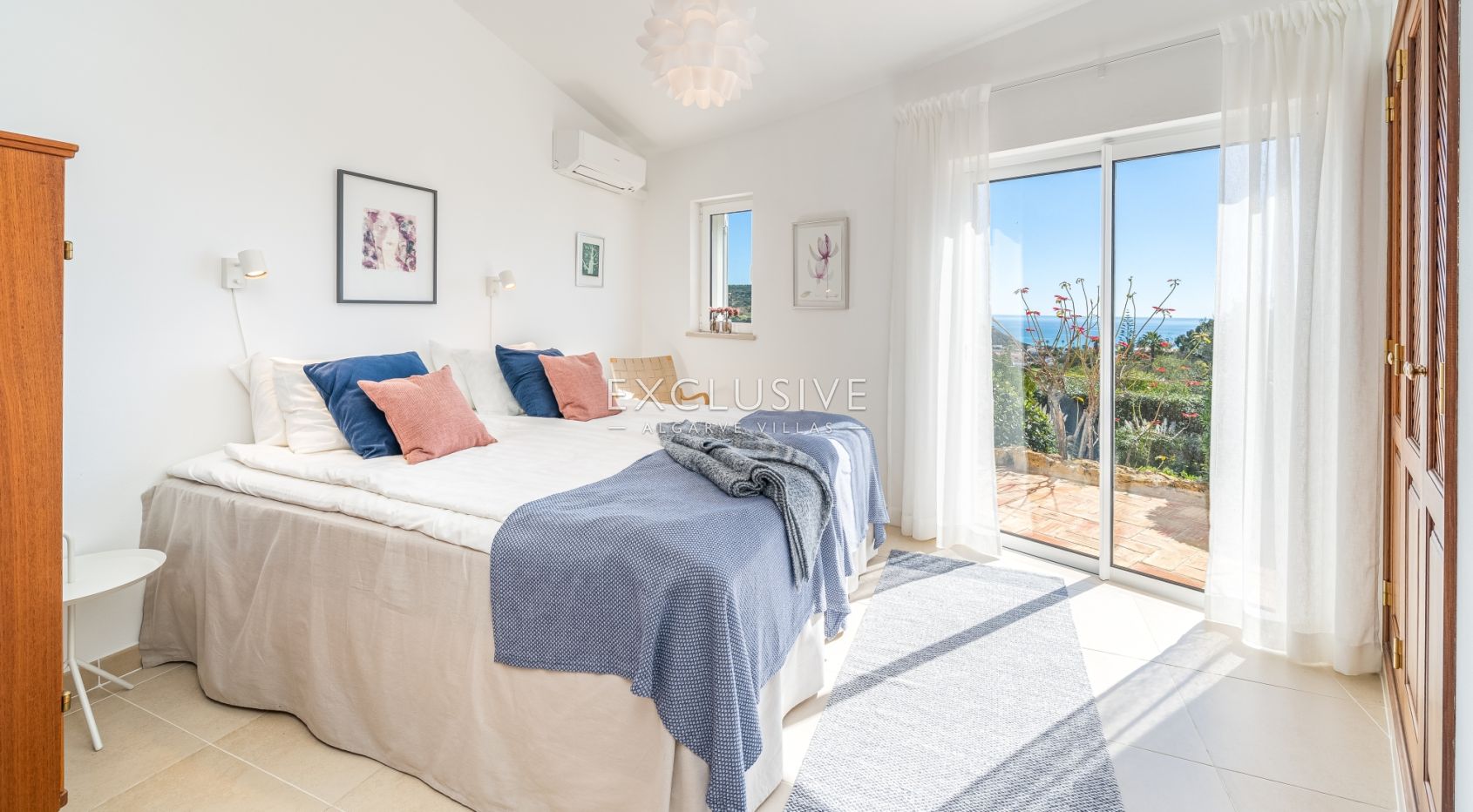 Four bedroom villa with excelent sea views in Praia da Luz