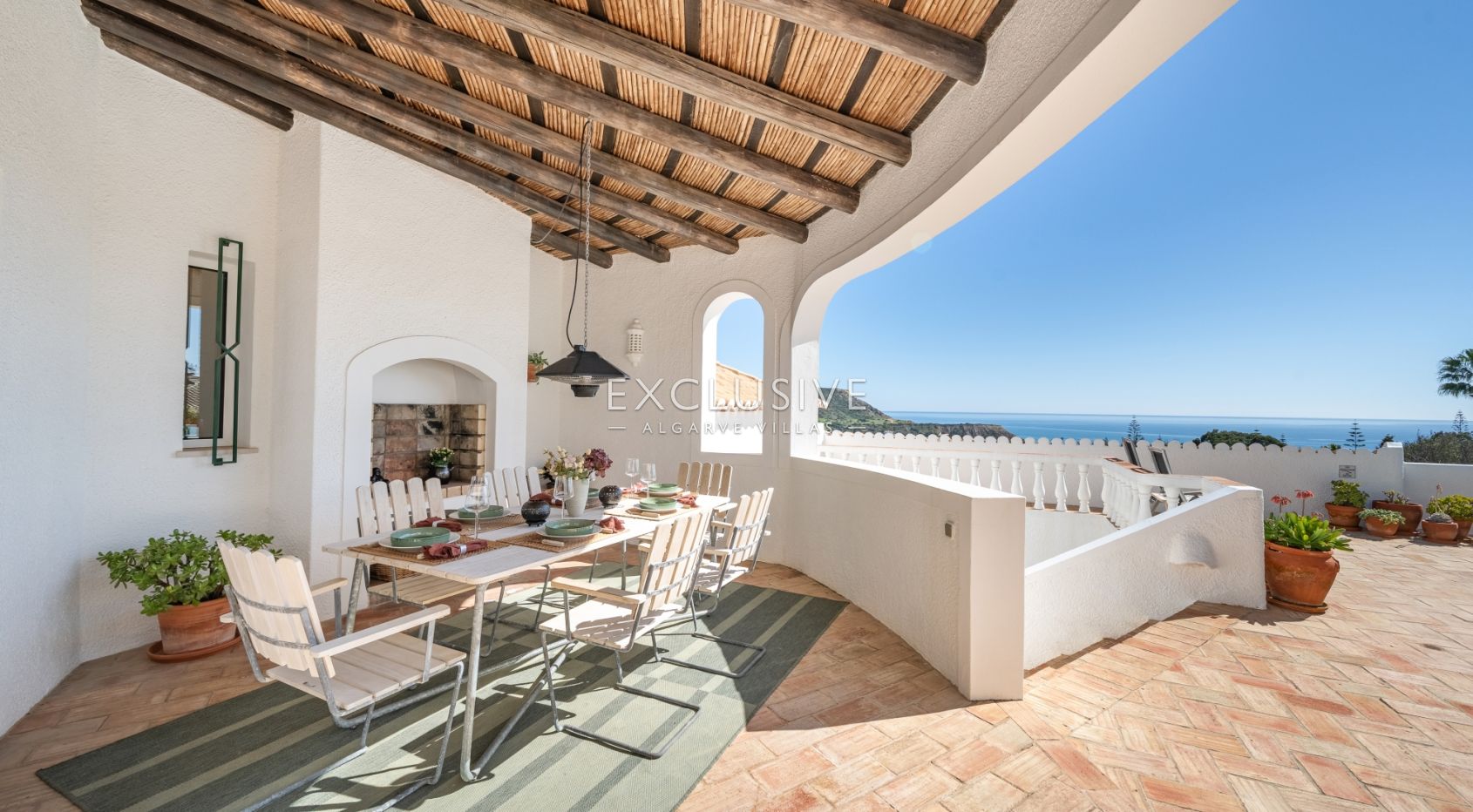 Four bedroom villa with excelent sea views in Praia da Luz