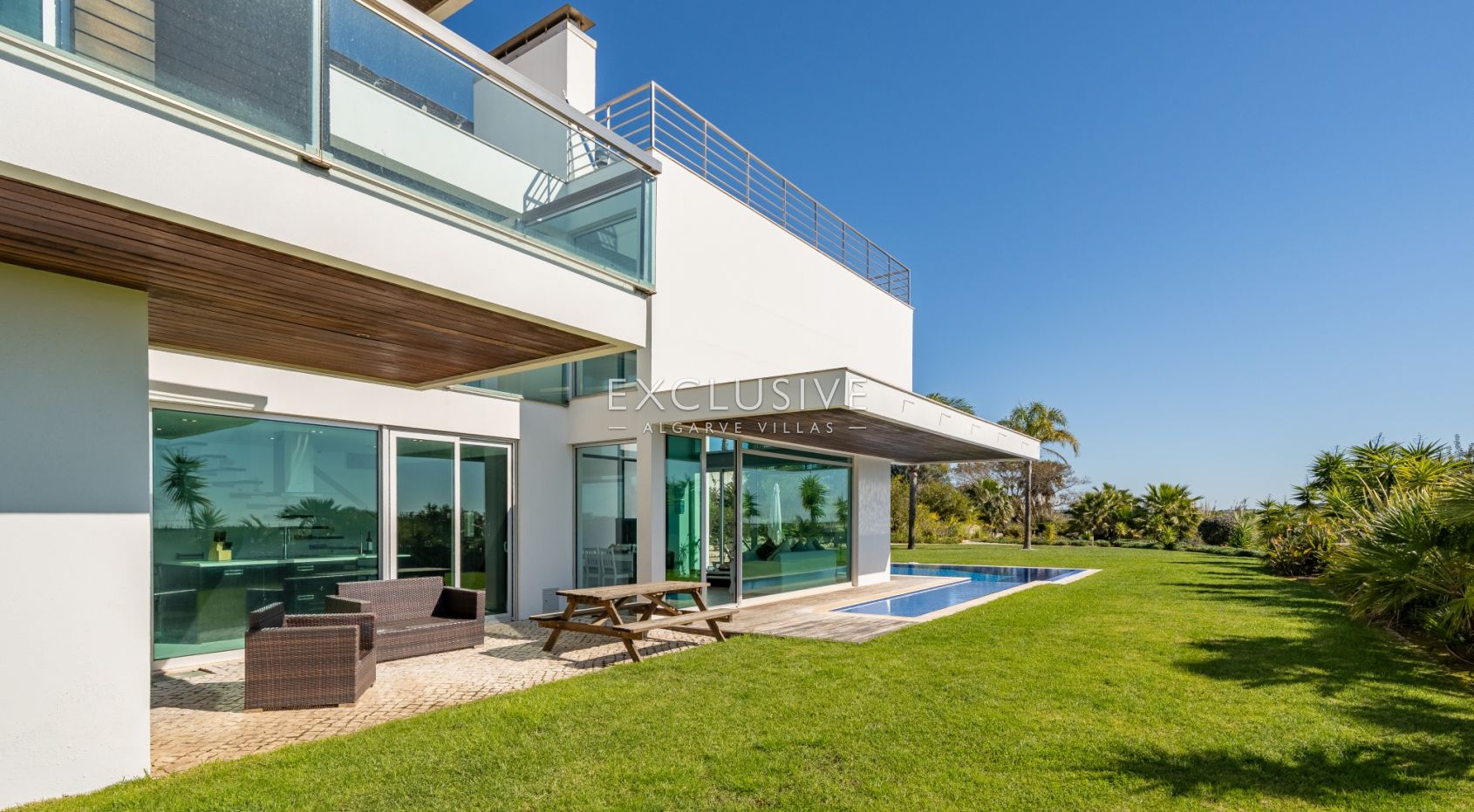 Contemporary villa overlooking Palmares golf course, the Meia Praia and Alvor Estuary