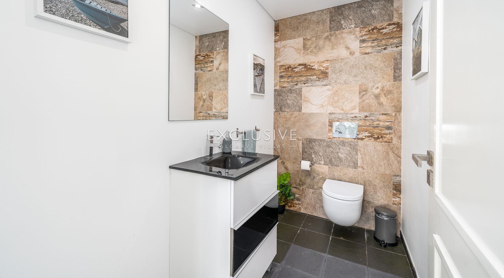 Contemporary villa overlooking Palmares golf course, the Meia Praia and Alvor Estuary