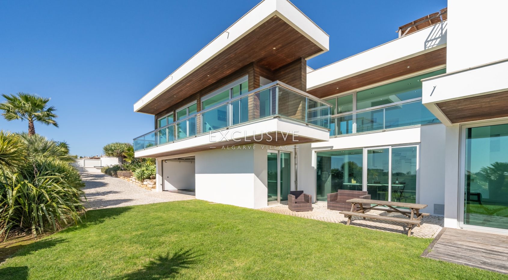 Contemporary villa overlooking Palmares golf course, the Meia Praia and Alvor Estuary