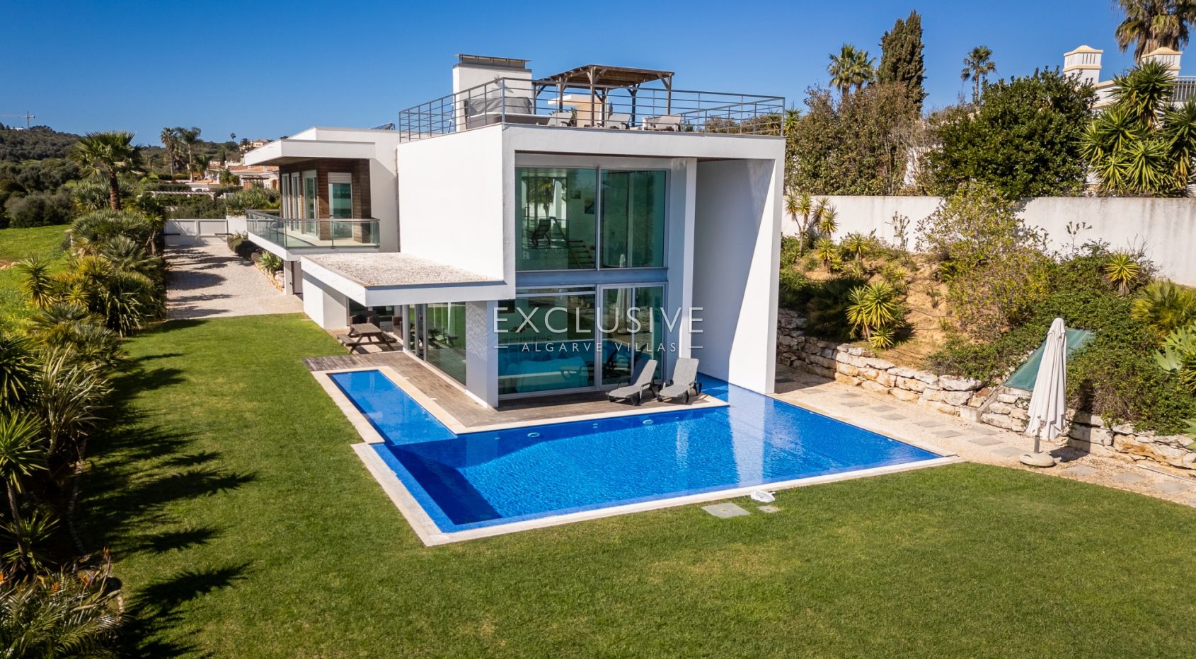 Contemporary villa overlooking Palmares golf course, the Meia Praia and Alvor Estuary