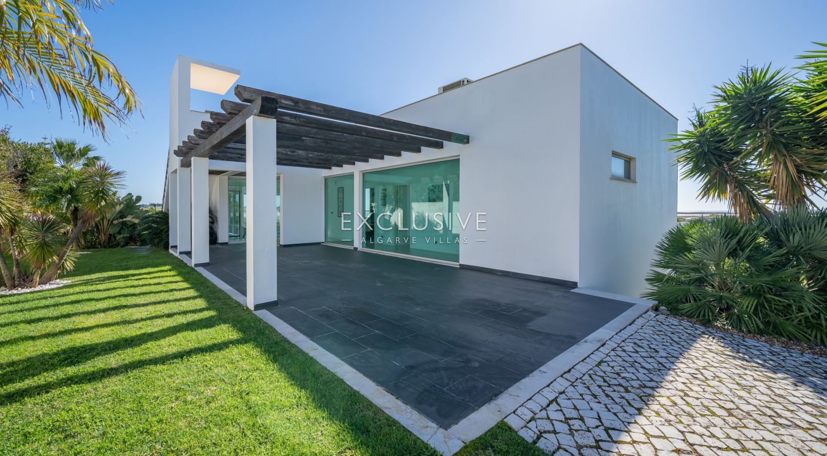 Contemporary villa overlooking Palmares golf course, the Meia Praia and Alvor Estuary