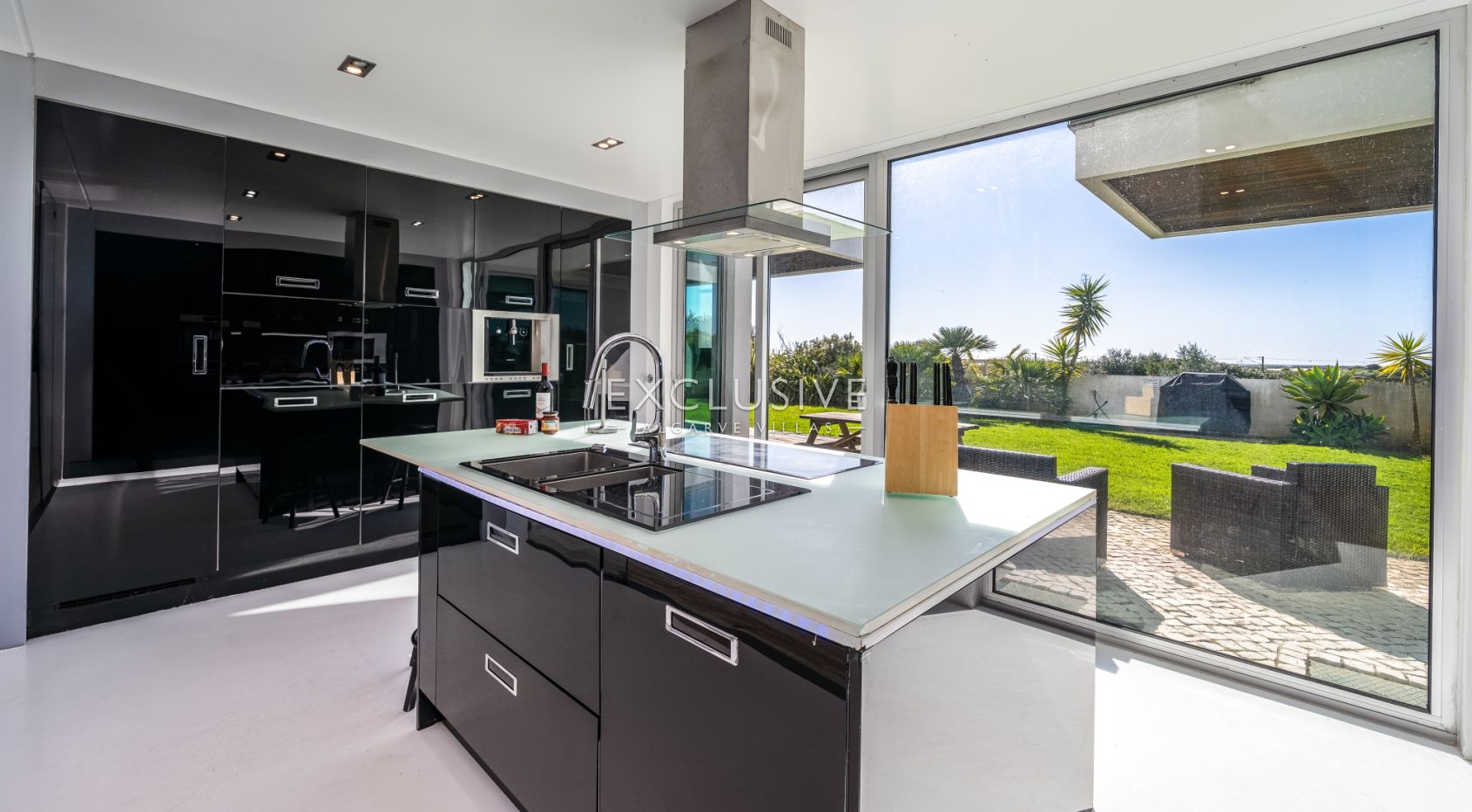 Contemporary villa overlooking Palmares golf course, the Meia Praia and Alvor Estuary