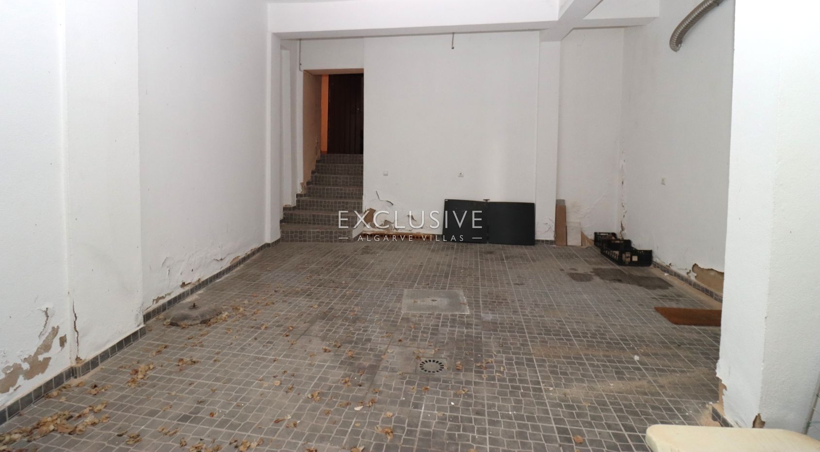 Village house to renovate in centre of Ferragudo, Algarve