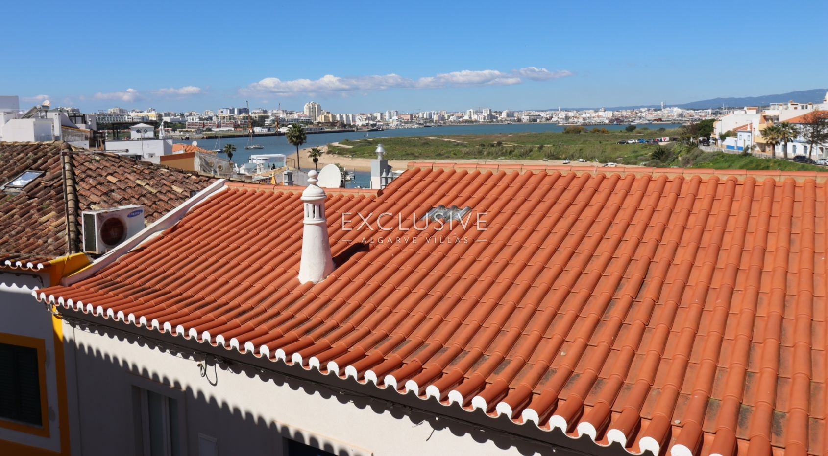 Village house to renovate in centre of Ferragudo, Algarve
