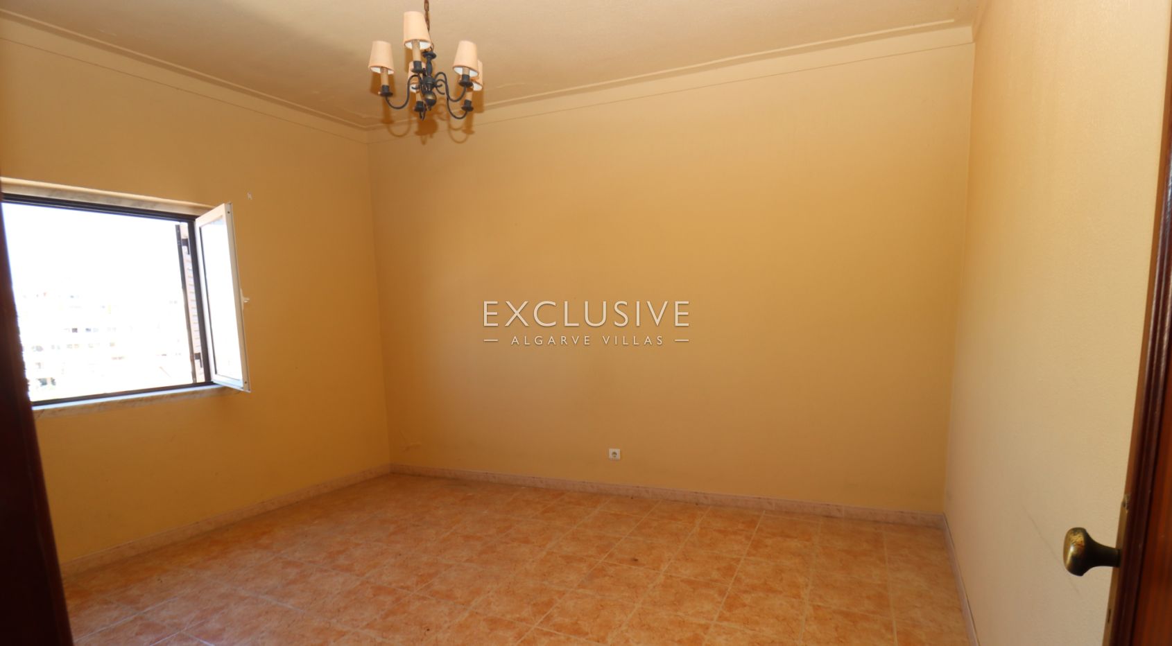 Village house to renovate in centre of Ferragudo, Algarve