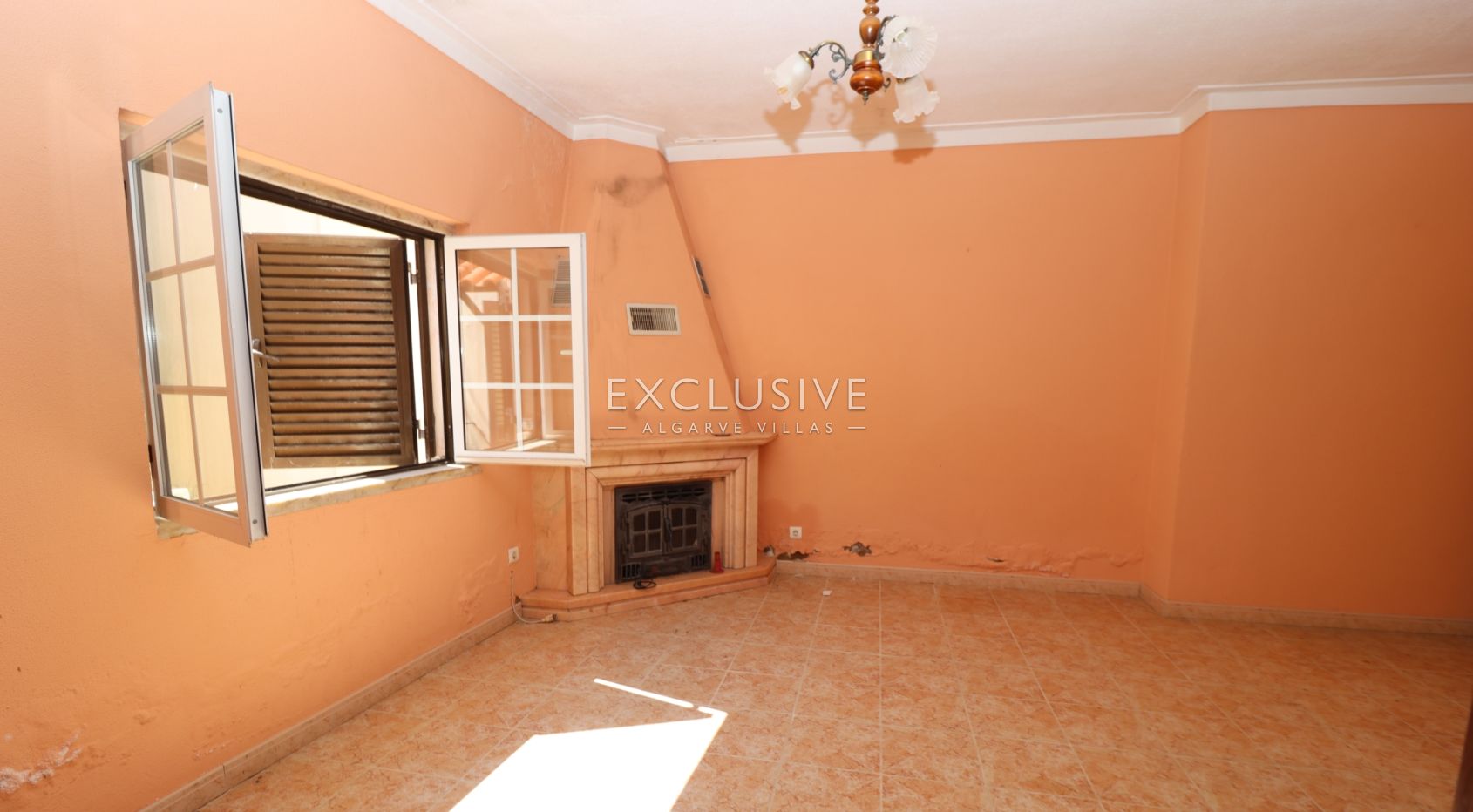 Village house to renovate in centre of Ferragudo, Algarve