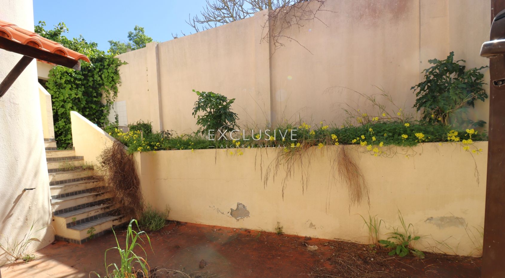 Village house to renovate in centre of Ferragudo, Algarve