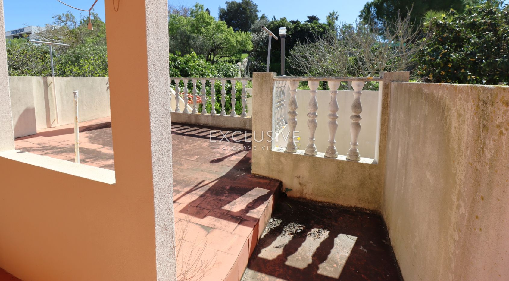 Village house to renovate in centre of Ferragudo, Algarve