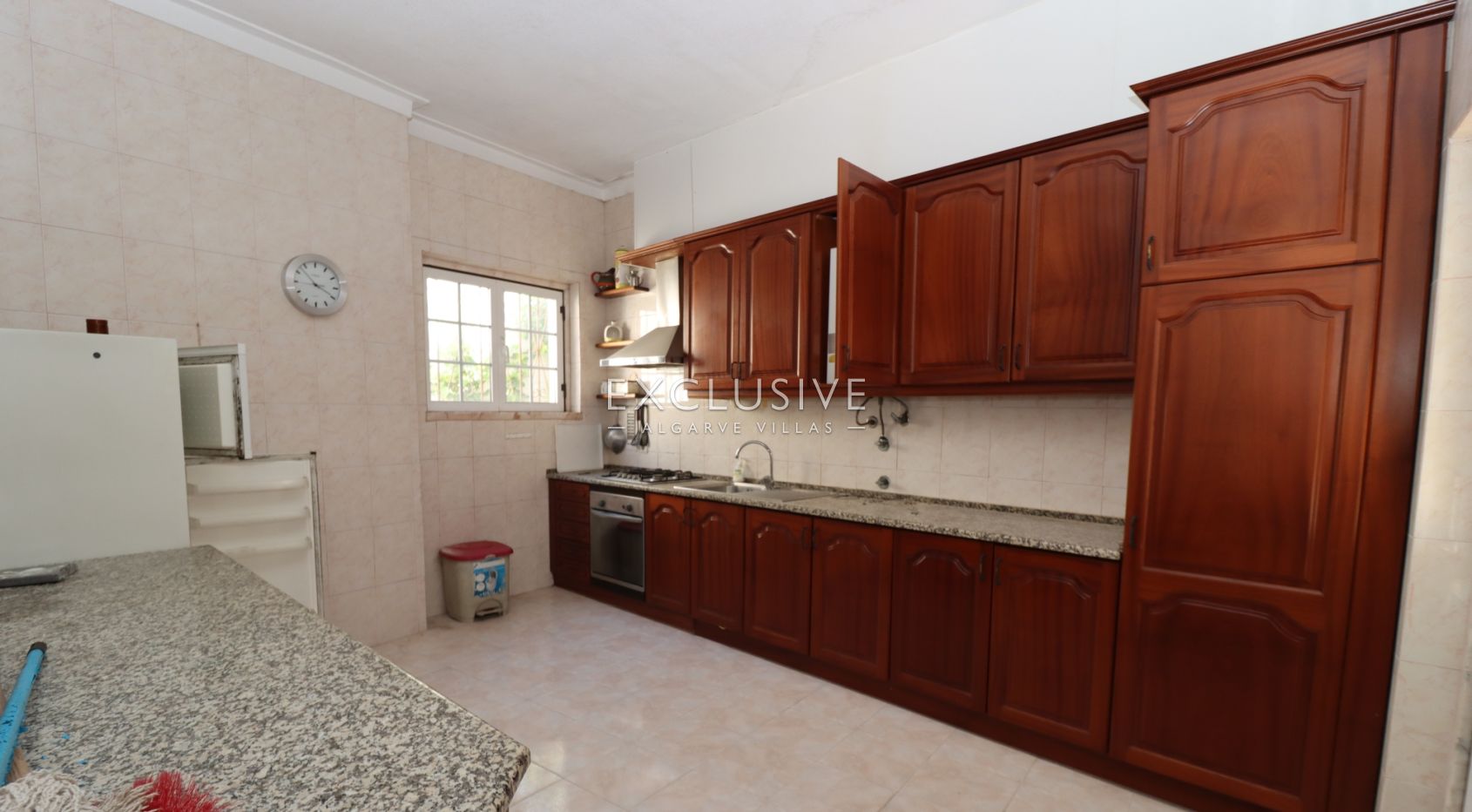 Village house to renovate in centre of Ferragudo, Algarve