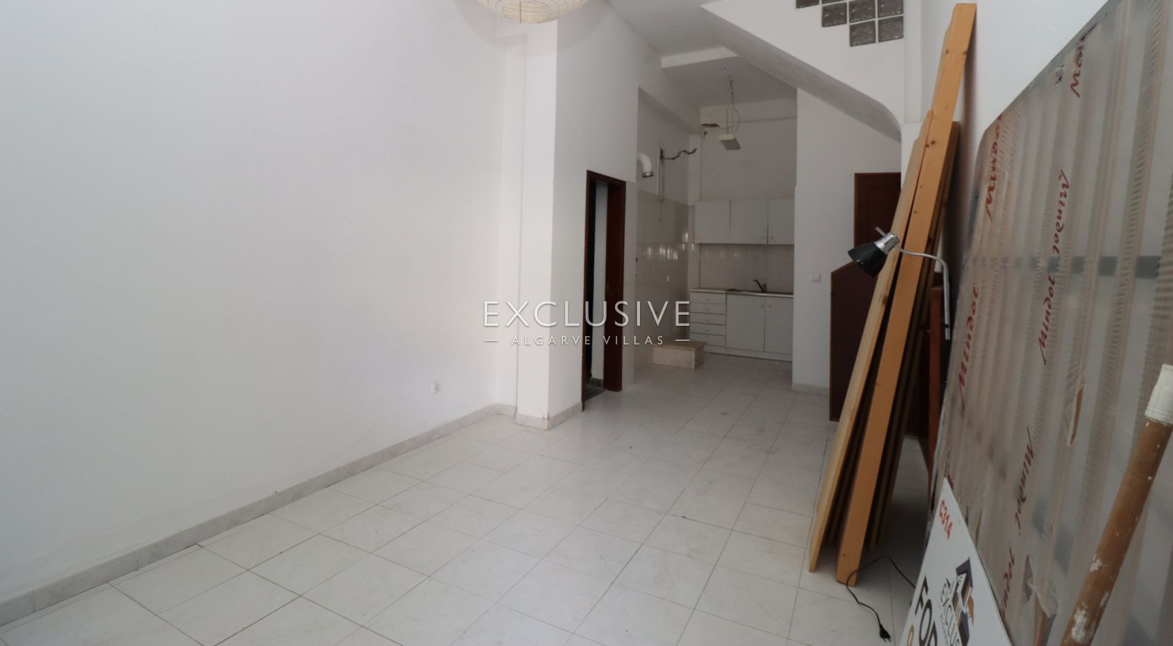 Village house to renovate in centre of Ferragudo, Algarve