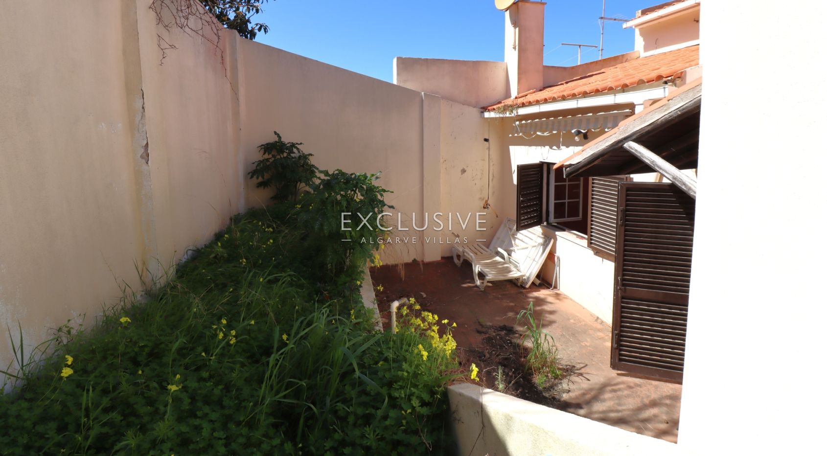 Village house to renovate in centre of Ferragudo, Algarve