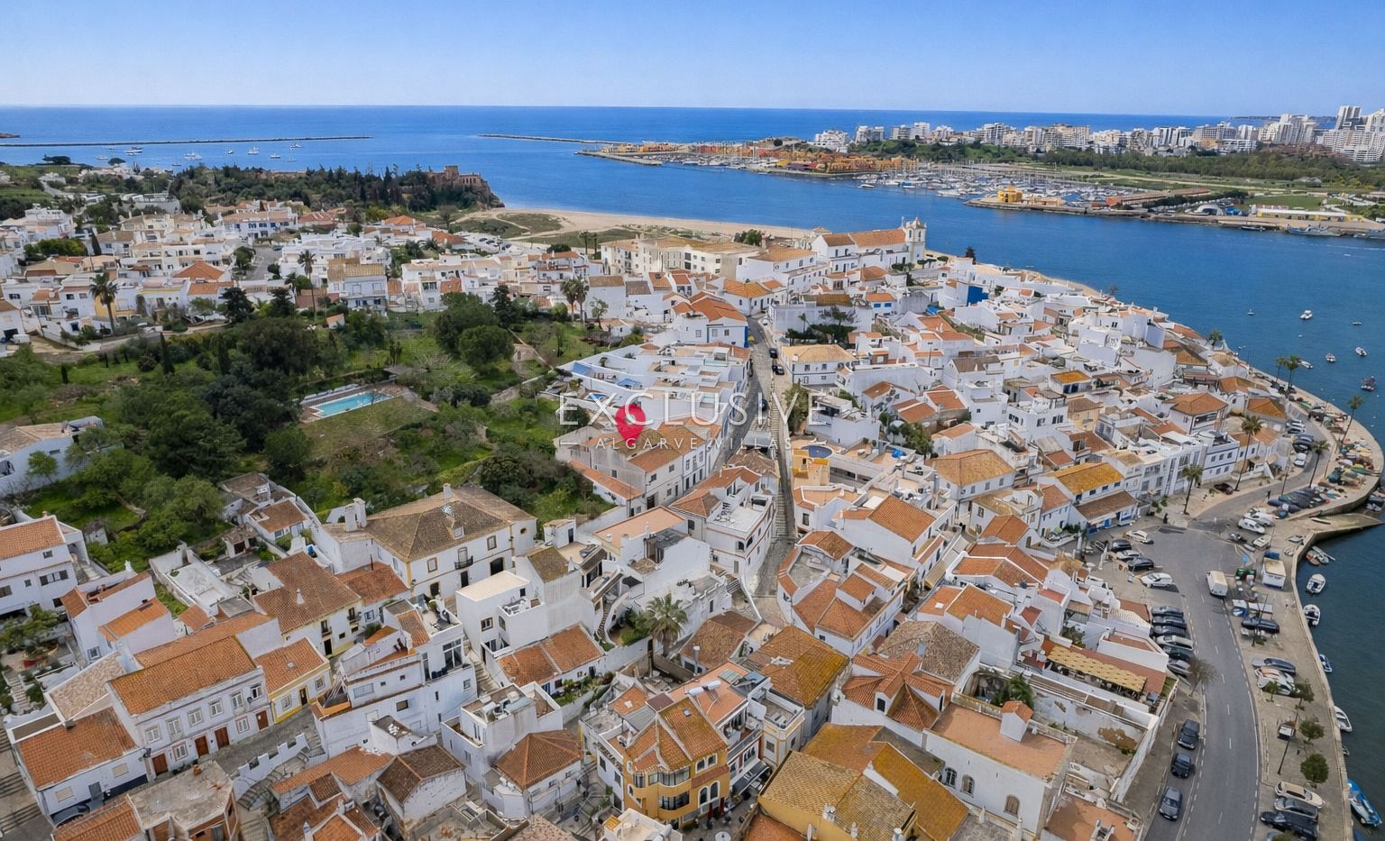 Village house to renovate in centre of Ferragudo, Algarve