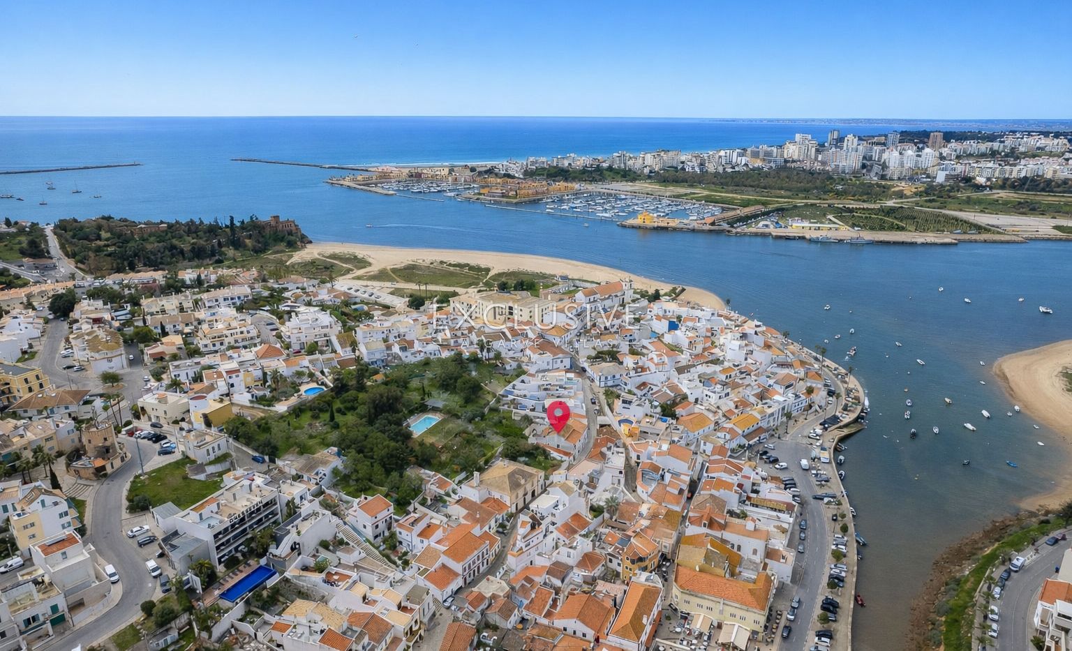 Village house to renovate in centre of Ferragudo, Algarve