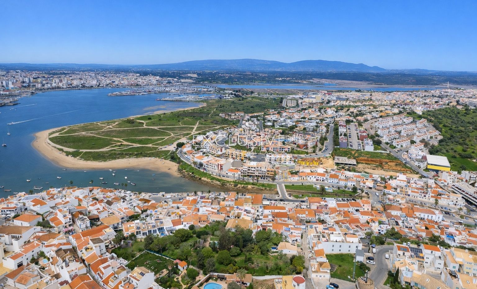 Village house to renovate in centre of Ferragudo, Algarve
