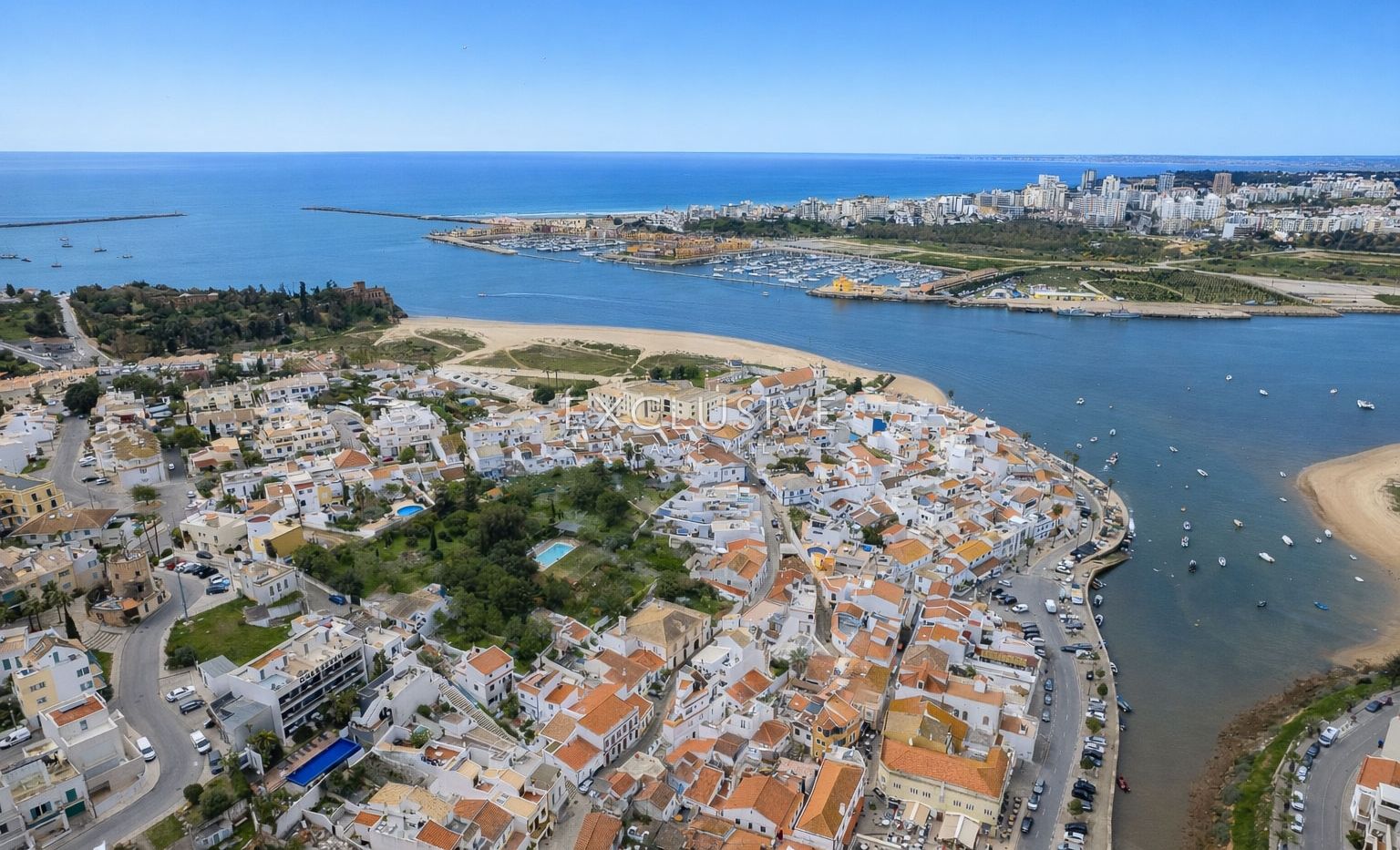 Village house to renovate in centre of Ferragudo, Algarve