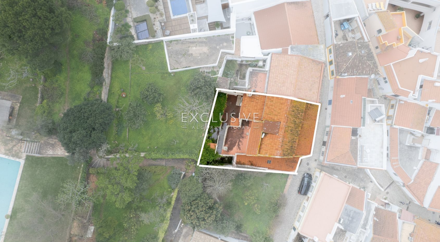Village house to renovate in centre of Ferragudo, Algarve
