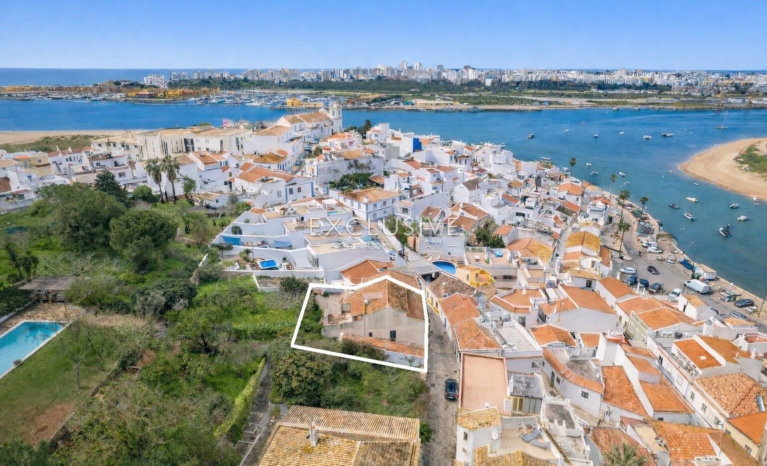Village house to renovate in centre of Ferragudo, Algarve