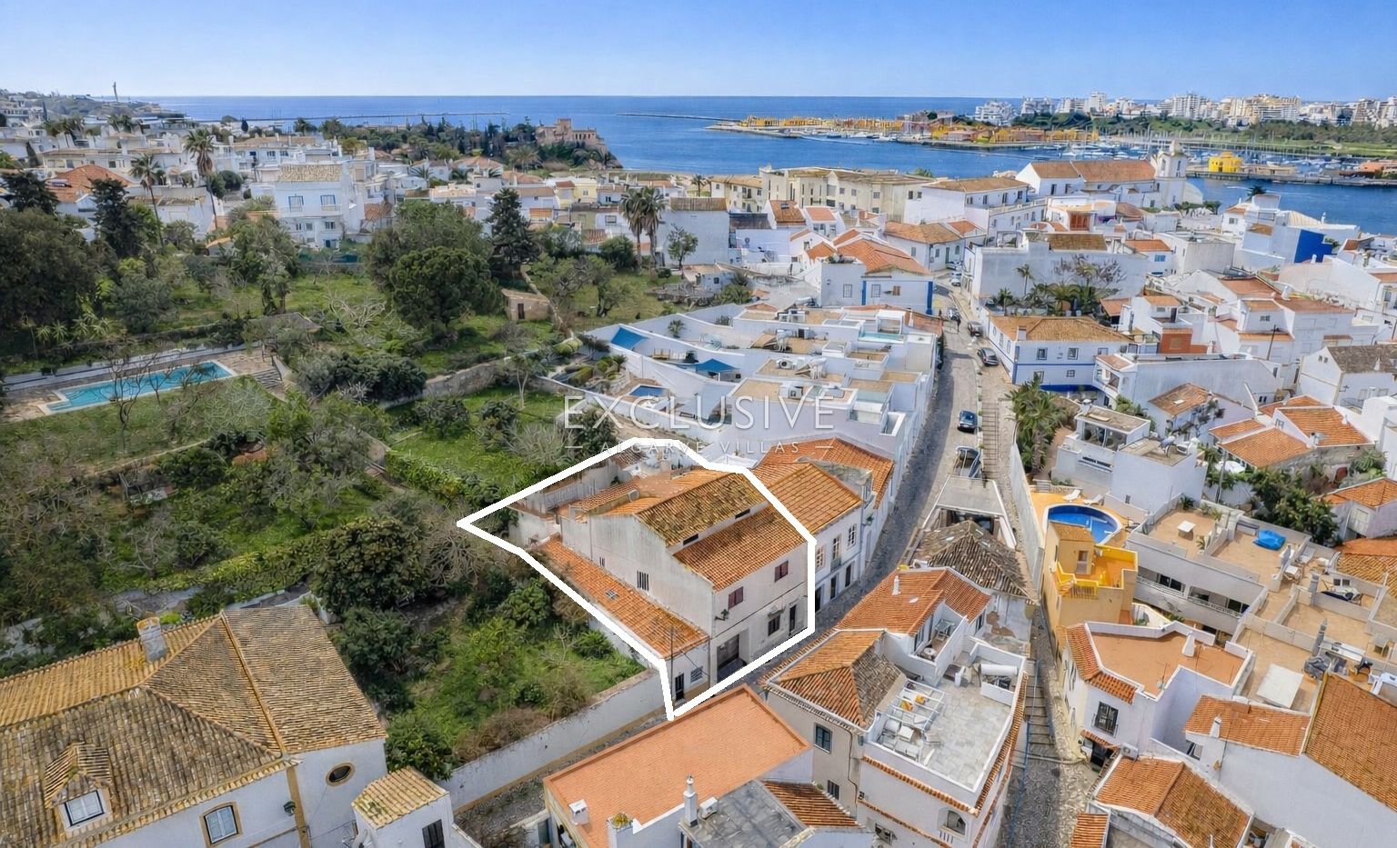 Village house to renovate in centre of Ferragudo, Algarve