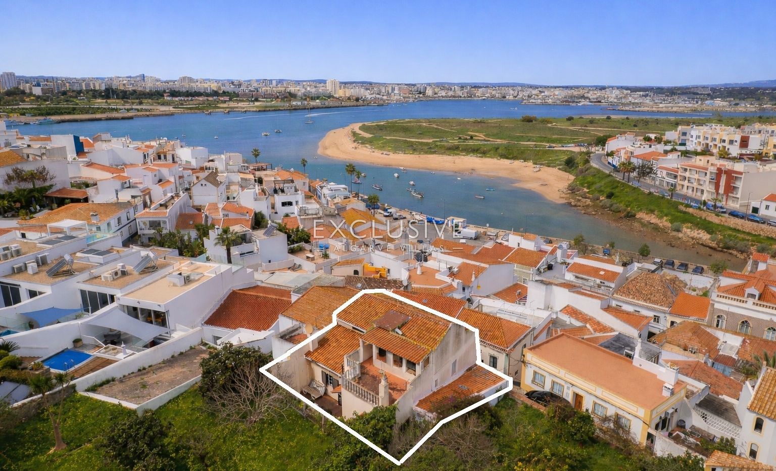 Village house to renovate in centre of Ferragudo, Algarve