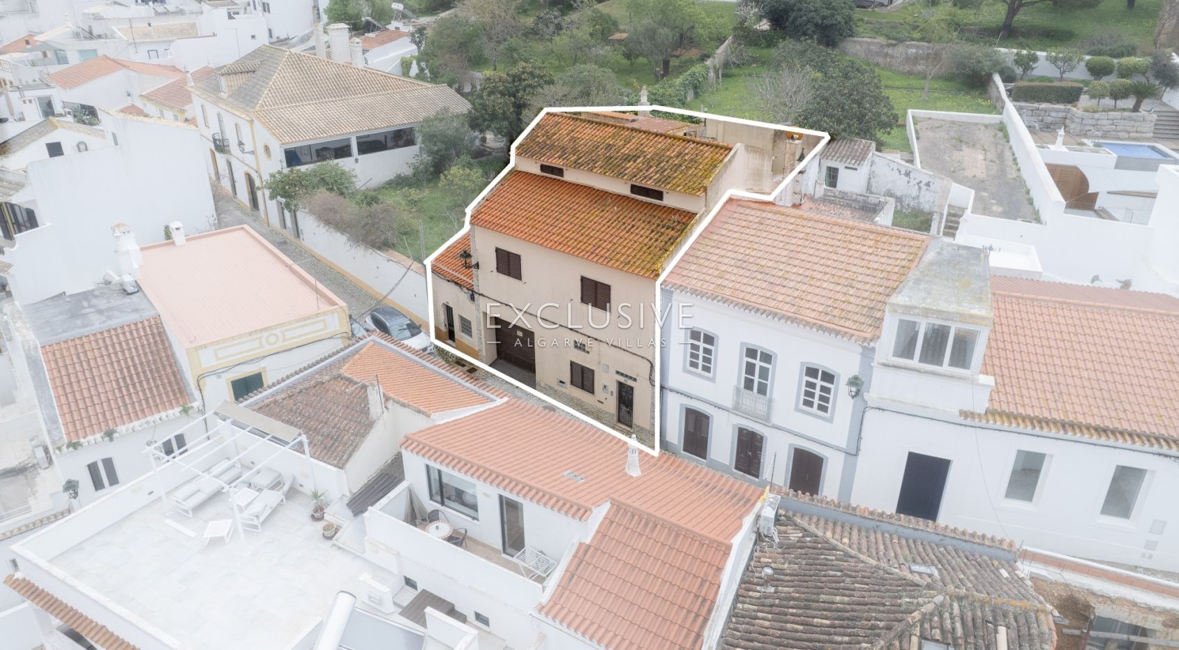 Village house to renovate in centre of Ferragudo, Algarve