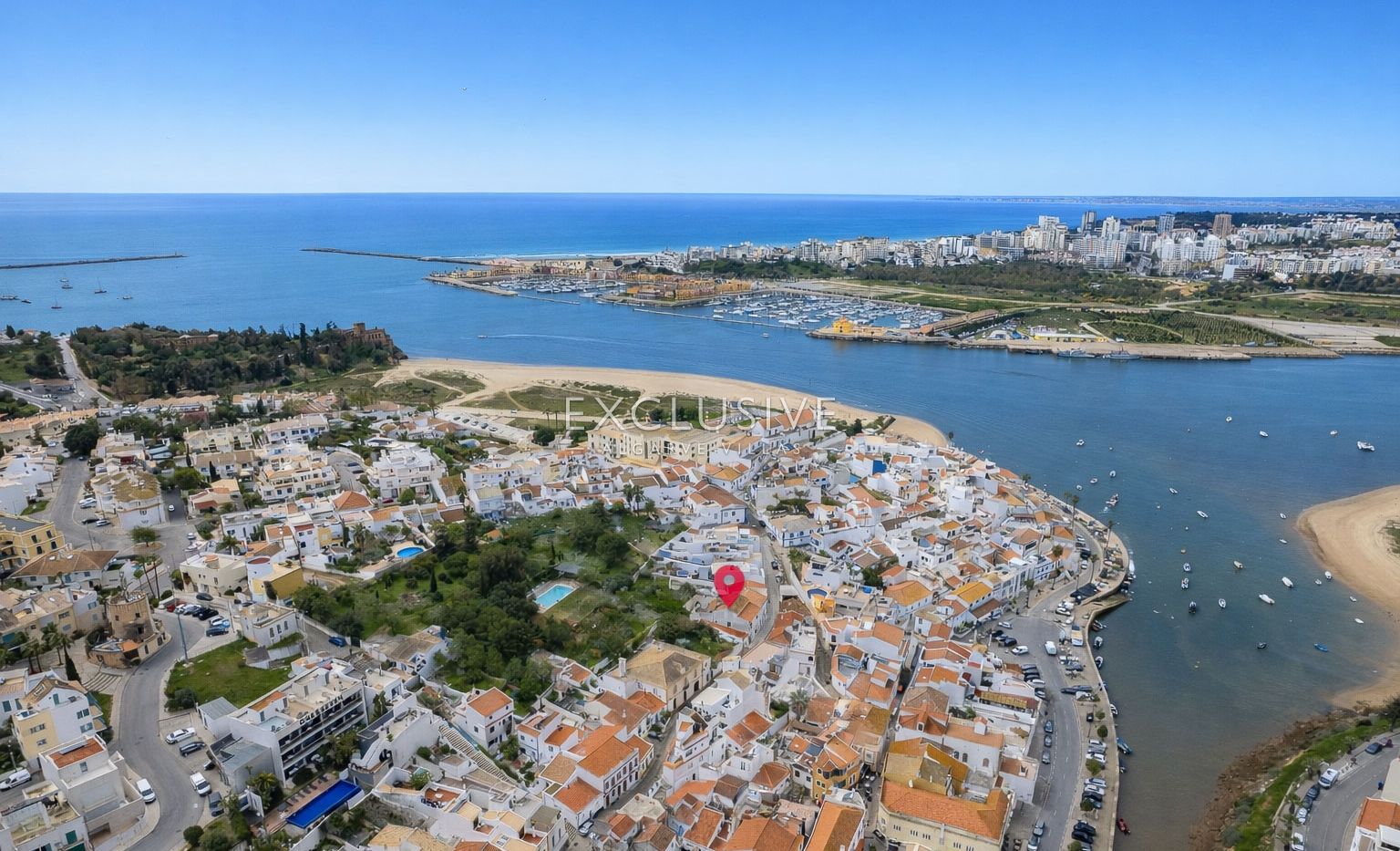 Village house to renovate in centre of Ferragudo, Algarve
