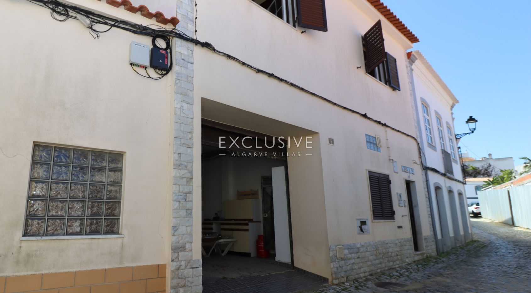Village house to renovate in centre of Ferragudo, Algarve
