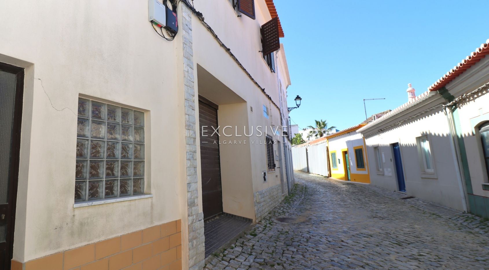 Village house to renovate in centre of Ferragudo, Algarve