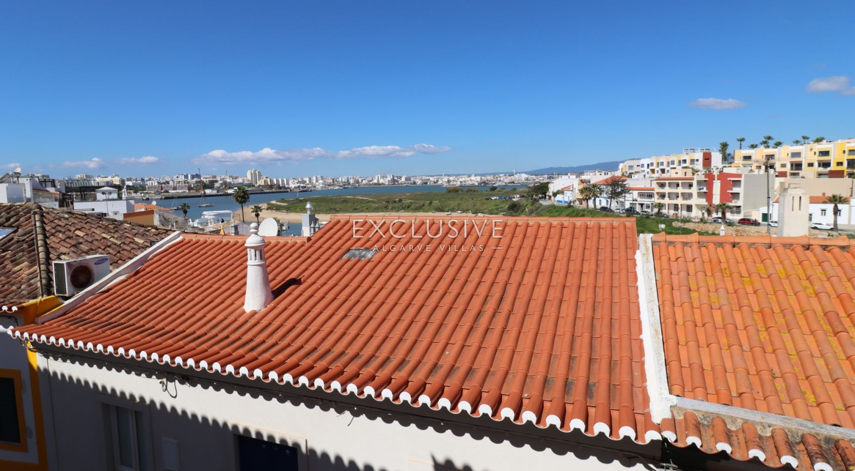 Village house to renovate in centre of Ferragudo, Algarve