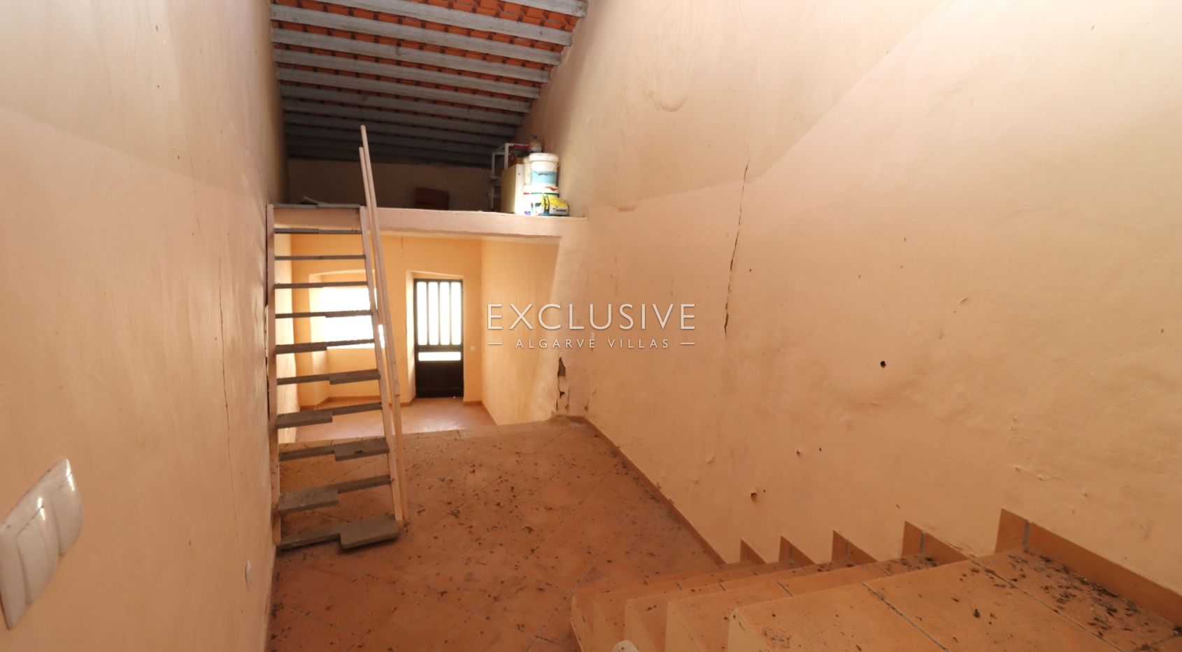 Village house to renovate in centre of Ferragudo, Algarve