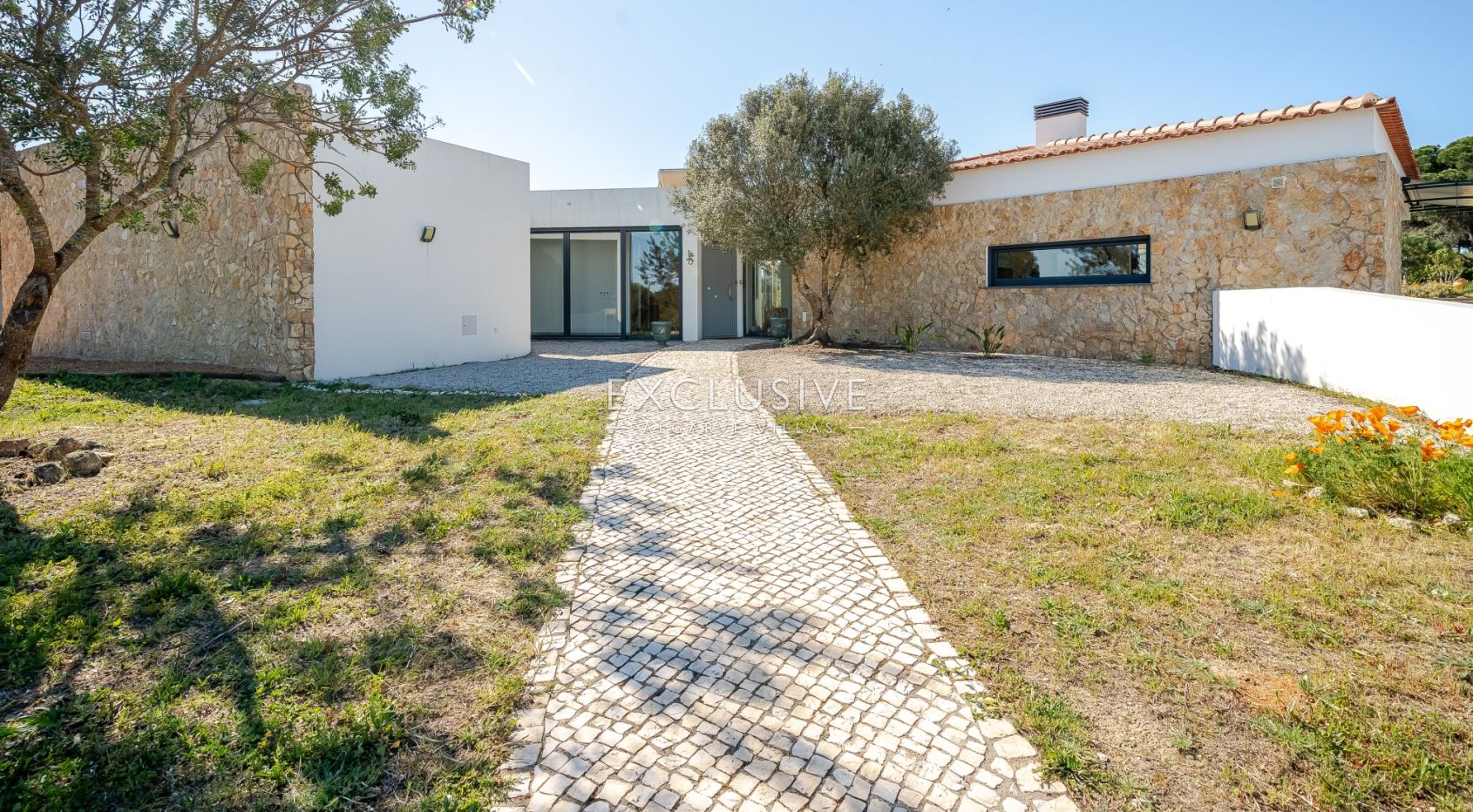 Contemporary one level 4 bed villa with pool near Carvoeiro