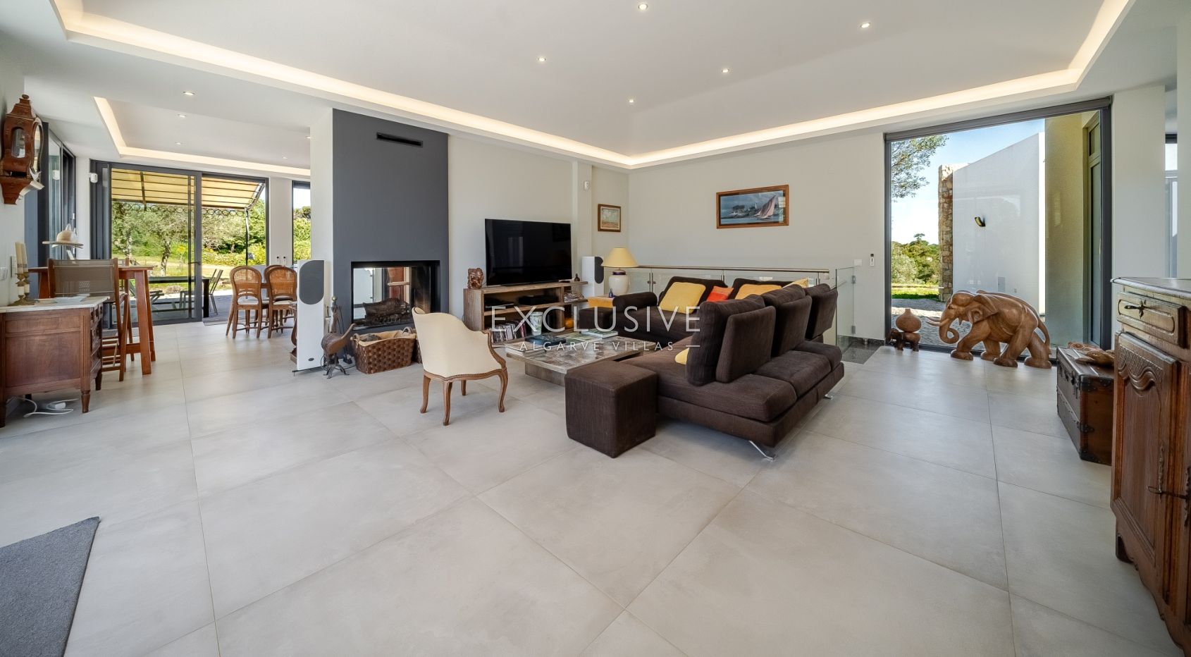 Contemporary one level 4 bed villa with pool near Carvoeiro