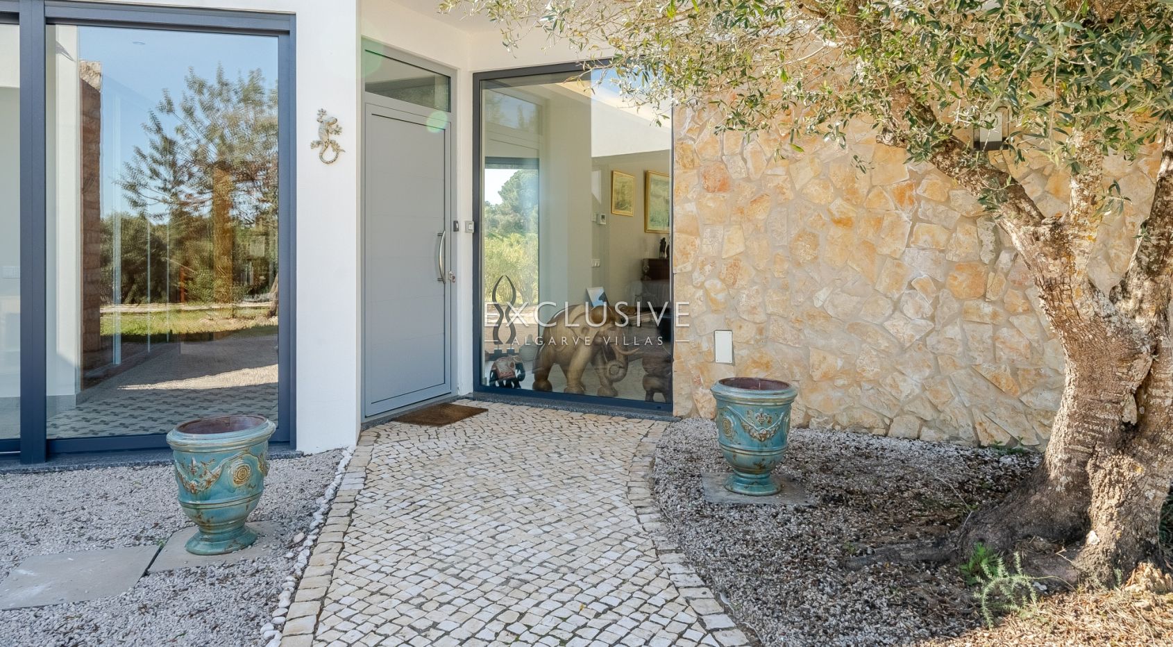 Contemporary one level 4 bed villa with pool near Carvoeiro