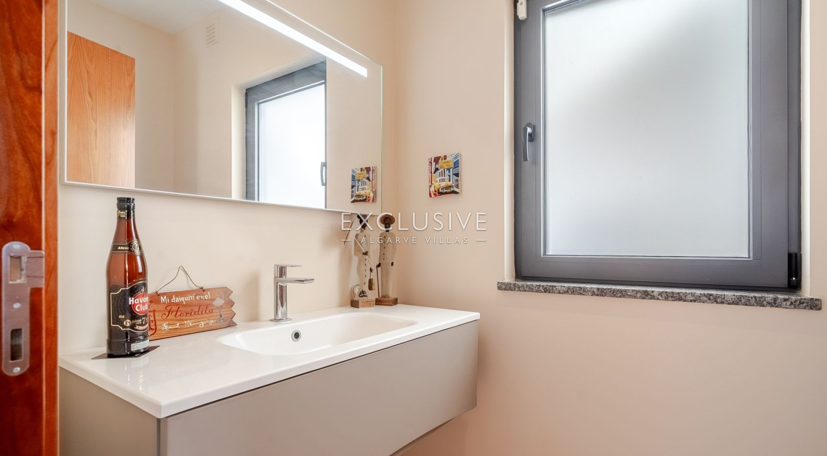 Contemporary one level 4 bed villa with pool near Carvoeiro