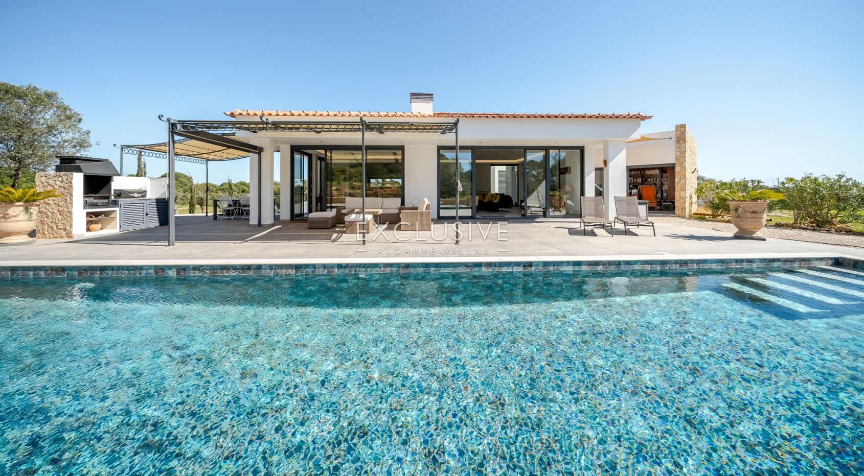 Contemporary one level 4 bed villa with pool near Carvoeiro