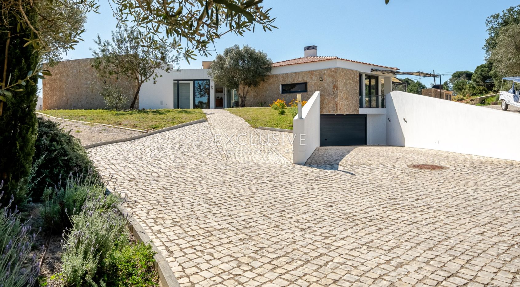 Contemporary one level 4 bed villa with pool near Carvoeiro