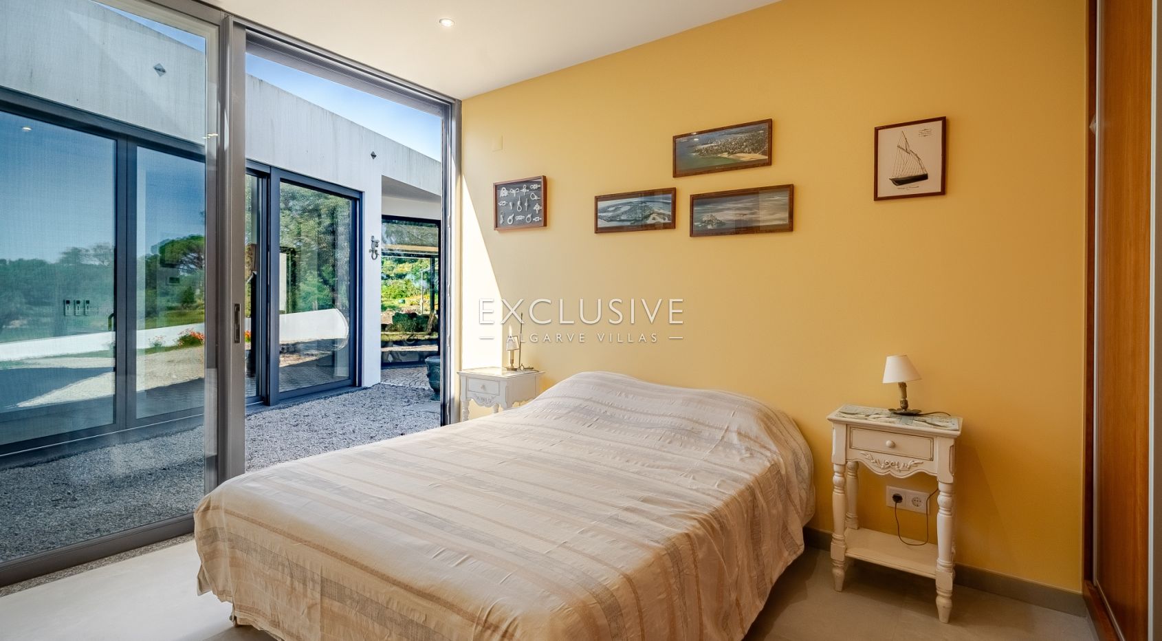 Contemporary one level 4 bed villa with pool near Carvoeiro