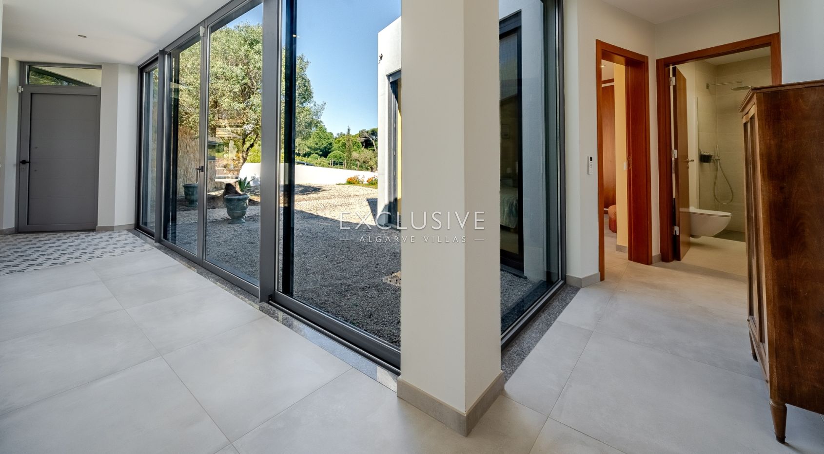 Contemporary one level 4 bed villa with pool near Carvoeiro