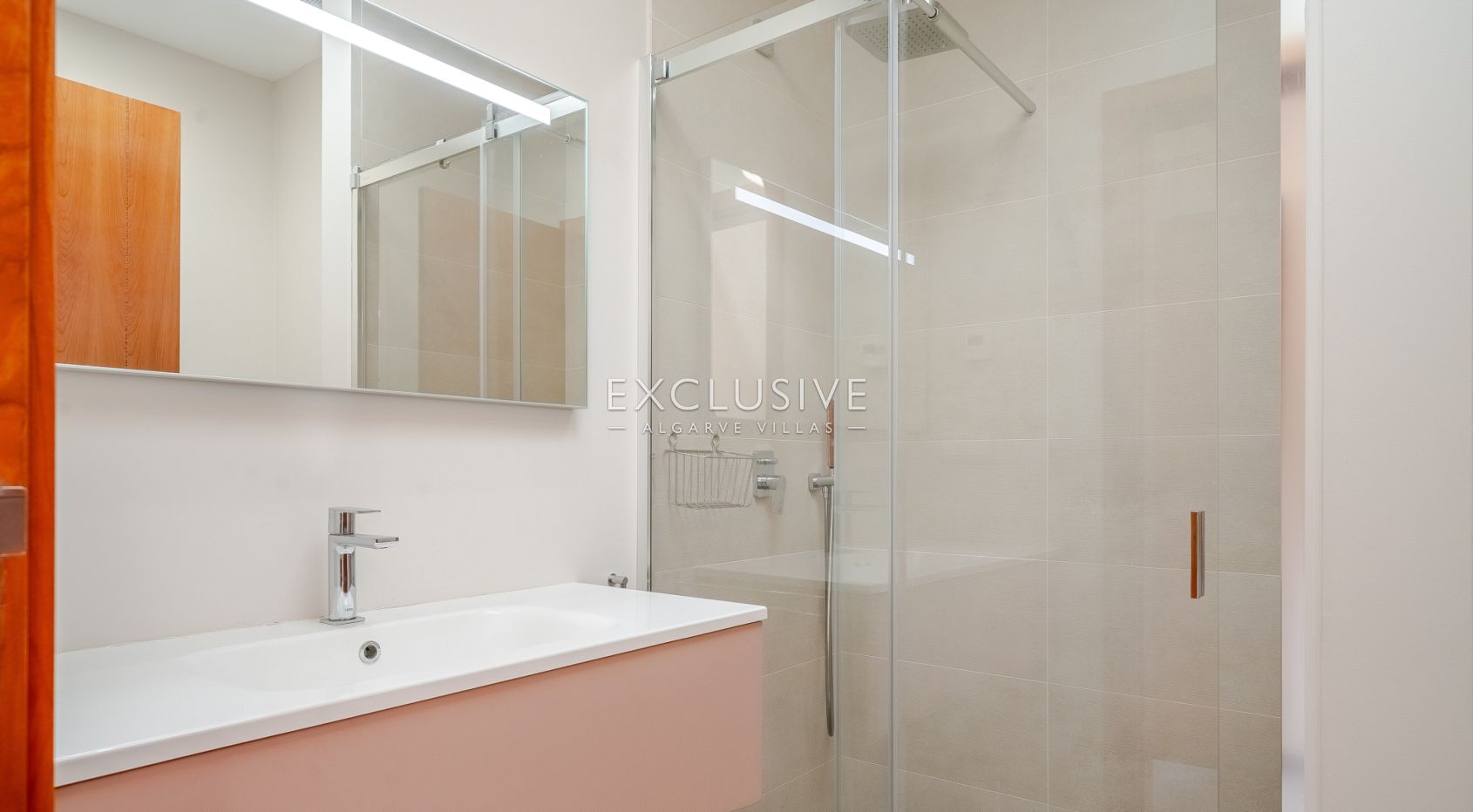 Contemporary one level 4 bed villa with pool near Carvoeiro